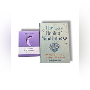 The Little Mindfulness Book + Bath Bomb